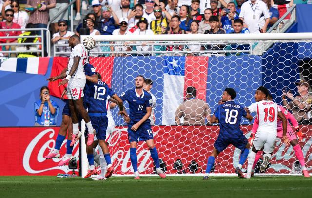 (260719) -- MIAMI, July 19, 2026 (Xinhua) -- Ivan Toney (1st L) of England jumps for a header during the bronze final match between France and England at the 2026 FIFA World Cup in Miami, the United States, July 18, 2026. (Xinhua/Hu Xingyu)
