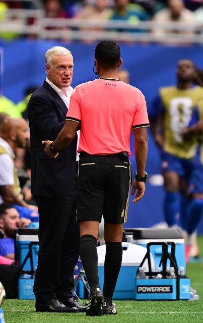 (260719) -- MIAMI, July 19, 2026 (Xinhua) -- Didier Deschamps (L), head coach of France, reacts during the bronze final match between France and England at the 2026 FIFA World Cup in Miami, the United States, July 18, 2026. (Xinhua/Chen Yichen)