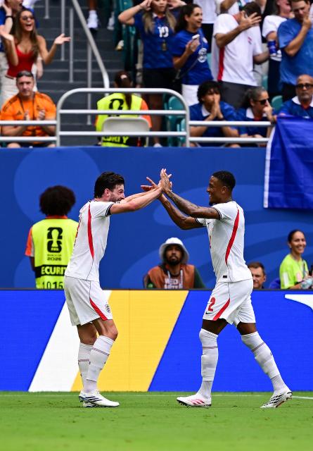 (260719) -- MIAMI, July 19, 2026 (Xinhua) -- Ezri Konsa (R) of England celebrates scoring with his teammate Declan Rice during the bronze final match between France and England at the 2026 FIFA World Cup in Miami, the United States, July 18, 2026. (Xinhua/Chen Yichen)
