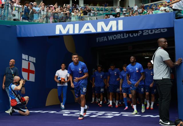 (260719) -- MIAMI, July 19, 2026 (Xinhua) -- Players of France enter the pitch to warm up before the bronze final match between France and England at the 2026 FIFA World Cup in Miami, the United States, July 18, 2026. (Xinhua/Hu Xingyu)