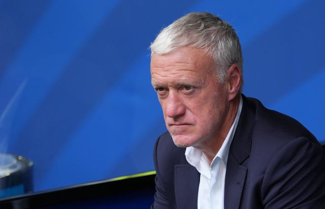 (260719) -- MIAMI, July 19, 2026 (Xinhua) -- Didier Deschamps (L), head coach of France, is pictured before the bronze final match between France and England at the 2026 FIFA World Cup in Miami, the United States, July 18, 2026. (Xinhua/Hu Xingyu)