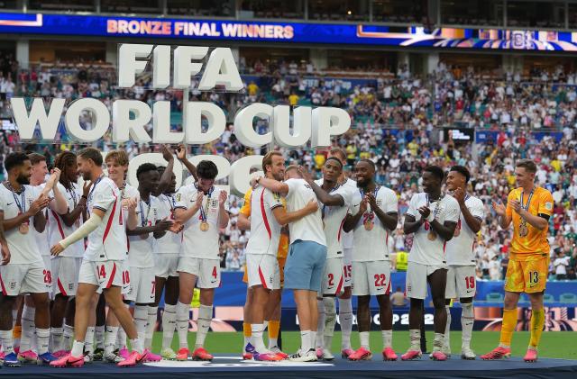 (260719) -- MIAMI, July 19, 2026 (Xinhua) -- Players of England celebrate on the podium after winning the bronze final match between France and England at the 2026 FIFA World Cup in Miami, the United States, July 18, 2026. (Xinhua/Hu Xingyu)