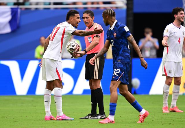 (260719) -- MIAMI, July 19, 2026 (Xinhua) -- Morgan Rogers (1st L) of England argues with a referee during the bronze final match between France and England at the 2026 FIFA World Cup in Miami, the United States, July 18, 2026. (Xinhua/Chen Yichen)
