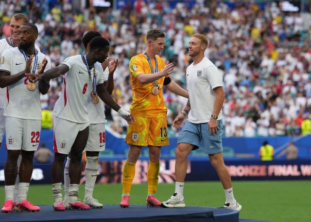 (260719) -- MIAMI, July 19, 2026 (Xinhua) -- Players of England celebrate on the podium after winning the bronze final match between France and England at the 2026 FIFA World Cup in Miami, the United States, July 18, 2026. (Xinhua/Hu Xingyu)