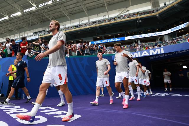 (260719) -- MIAMI, July 19, 2026 (Xinhua) -- Players of England enter the pitch to warm up before the bronze final match between France and England at the 2026 FIFA World Cup in Miami, the United States, July 18, 2026. (Xinhua/Hu Xingyu)