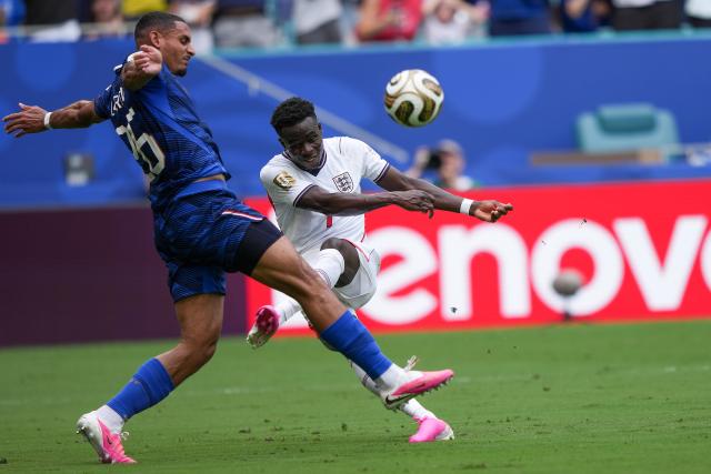 (260719) -- MIAMI, July 19, 2026 (Xinhua) -- Bukayo Saka (R) of England shoots during the bronze final match between France and England at the 2026 FIFA World Cup in Miami, the United States, July 18, 2026. (Xinhua/Hu Xingyu)