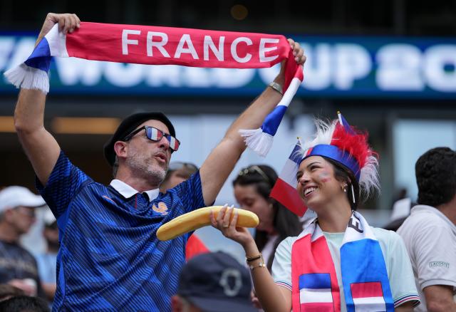 (260719) -- MIAMI, July 19, 2026 (Xinhua) -- Fans of France are pictured before the bronze final match between France and England at the 2026 FIFA World Cup in Miami, the United States, July 18, 2026. (Xinhua/Hu Xingyu)