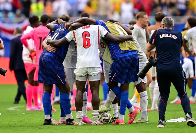 (260719) -- MIAMI, July 19, 2026 (Xinhua) -- Players of England and France hug after the bronze final match between France and England at the 2026 FIFA World Cup in Miami, the United States, July 18, 2026. (Xinhua/Chen Yichen)