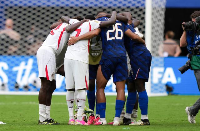 (260719) -- MIAMI, July 19, 2026 (Xinhua) -- Players of England and France hug after the bronze final match between France and England at the 2026 FIFA World Cup in Miami, the United States, July 18, 2026. (Xinhua/Hu Xingyu)