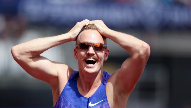 (260719) -- LONDON, July 19, 2026 (Xinhua) -- Sam Kendricks of the United States celebrates after winning the men's pole vault final at the 2026 World Athletics Diamond League in London, Britain, on July 18, 2026. (Xinhua/Li Ying)