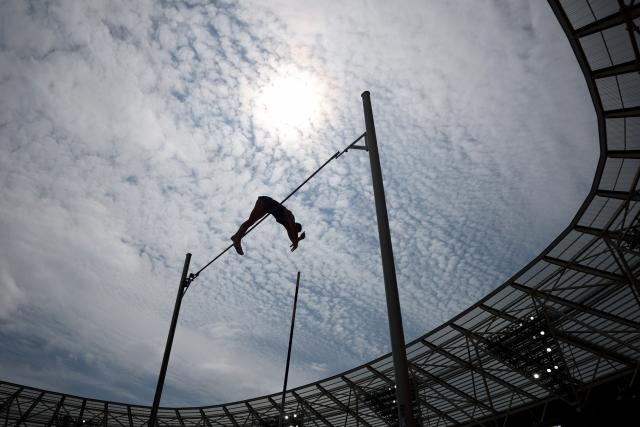 (260719) -- LONDON, July 19, 2026 (Xinhua) -- Sam Kendricks of the United States competes during the men's pole vault final at the 2026 World Athletics Diamond League in London, Britain, on July 18, 2026. (Xinhua/Li Ying)
