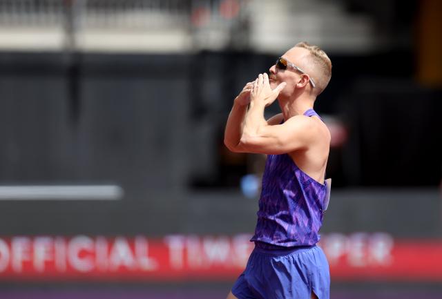 (260719) -- LONDON, July 19, 2026 (Xinhua) -- Sam Kendricks of the United States celebrates after winning the men's pole vault final at the 2026 World Athletics Diamond League in London, Britain, on July 18, 2026. (Xinhua/Li Ying)
