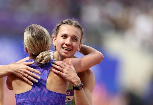 (260719) -- LONDON, July 19, 2026 (Xinhua) -- Britain's Keely Hodgkinson (front) hugs the Netherlands' Femke Broeders-Bol after the women's 800m final at the 2026 World Athletics Diamond League in London, Britain, on July 18, 2026. (Xinhua/Li Ying)