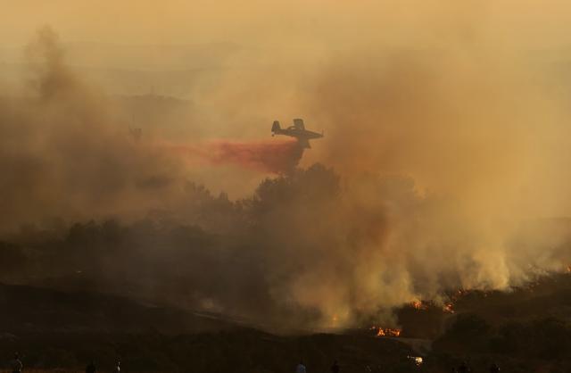 (260719) -- NABLUS, July 19, 2026 (Xinhua) -- This photo taken on July 18, 2026 shows fire set by Israeli settlers to the fields in the town of Tell, southwest of Nablus in the West Bank. (Photo by Nidal Eshtayeh/Xinhua)