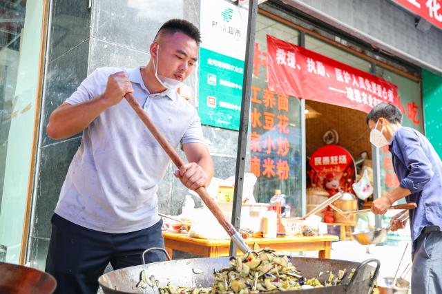 (260719) -- CHONGQING, July 19, 2026 (Xinhua) -- Volunteers prepare lunches for rescuers of a mountain collapse in Pengshui Miao and Tujia Autonomous County of Chongqing, southwest China, July 19, 2026. A rainfall-induced mountain collapse occurred at 9:08 a.m. on Friday in the Hanjia sub-district of Pengshui, burying more than 10 residential buildings, while leaving some local residents trapped and unaccounted for. 
  China activated a Level-II national emergency response for geological disasters. Multiple rescue forces including emergency response, fire control and public security rushed to the scene and launched full-scale search and rescue operations, while local residents also volunteered to take part in the rescue efforts. (Xinhua/Huang Wei)