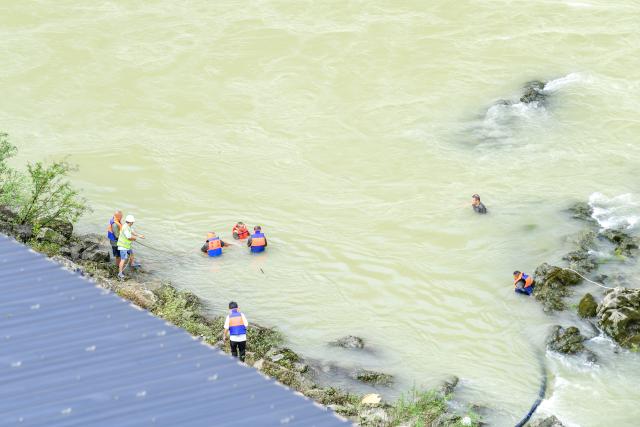(260719) -- CHONGQING, July 19, 2026 (Xinhua) -- Rescuers work at the site of a mountain collapse in Pengshui Miao and Tujia Autonomous County of Chongqing, southwest China, July 19, 2026. A rainfall-induced mountain collapse occurred at 9:08 a.m. on Friday in the Hanjia sub-district of Pengshui, burying more than 10 residential buildings, while leaving some local residents trapped and unaccounted for.
   China activated a Level-II national emergency response for geological disasters. Multiple rescue forces including emergency response, fire control and public security rushed to the scene and launched full-scale search and rescue operations, while local residents also volunteered to take part in the rescue efforts. (Xinhua/Tang Yi)