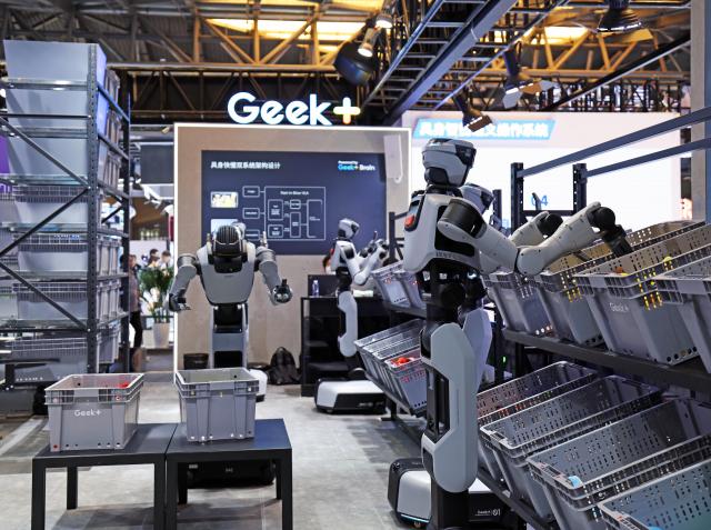 (260719) -- SHANGHAI, July 19, 2026 (Xinhua) -- Humanoid robots demonstrate picking and sorting abilities during the 2026 World AI Conference and High-Level Meeting on Global AI Governance in Shanghai, east China, July 19, 2026. The event scheduled from Friday to Monday showcases exhibitions of a number of AI agent hardware and system products, highlighting the transition of next-generation AI from a tool to an intelligent partner, empowering various industries and everyday life. (Xinhua/Liu Ying)