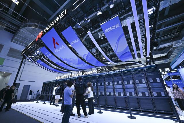 (260719) -- SHANGHAI, July 19, 2026 (Xinhua) -- People visit the booth of Huawei at the Shanghai World Expo Exhibition and Convention Center in Shanghai, east China, July 17, 2026. (Xinhua/Chen Haoming)