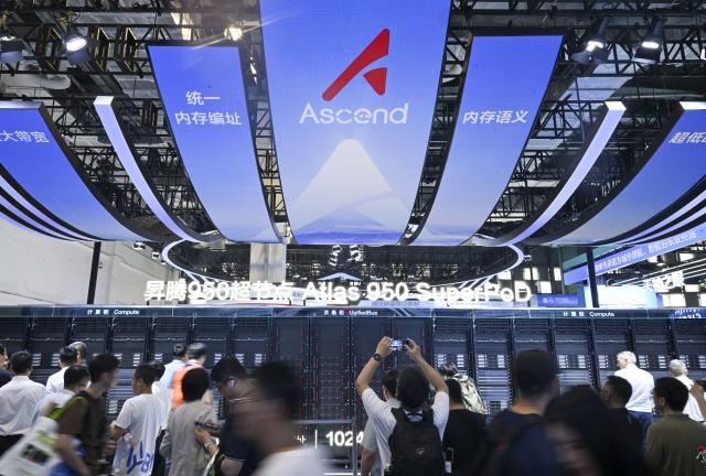 (260719) -- SHANGHAI, July 19, 2026 (Xinhua) -- People view the Atlas 950 SuperPoD of Huawei displayed during the 2026 World AI Conference and High-Level Meeting on Global AI Governance in Shanghai, east China, July 19, 2026. The 2026 World AI Conference (WAIC) and High-Level Meeting on Global AI Governance opened here on Friday. A group of domestic supernode products draw public attentions during the event. (Xinhua/Chen Haoming)