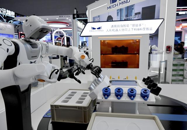 (260719) -- SHANGHAI, July 19, 2026 (Xinhua) -- A robot demonstrates precision operation during the 2026 World AI Conference in Shanghai, east China, July 19, 2026. The ongoing 2026 World AI Conference turns out to be a highly competitive arena for general embodied AI products from more than 200 providers. It refers to a general-purpose intelligence system that enables robots to perform variable tasks and adapt to different application scenarios. (Xinhua/Huang Xiaoyong)