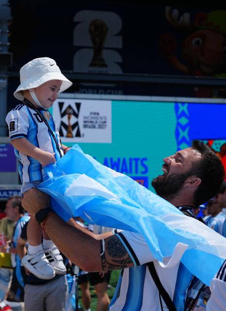 (260720) -- NEW JERSEY, July 20, 2026 (Xinhua) -- Fans of Argentina cheer prior to the final match between Spain and Argentina at the 2026 FIFA World Cup at the New York New Jersey Stadium, the United States, July 19, 2026. (Xinhua/Jia Haocheng)