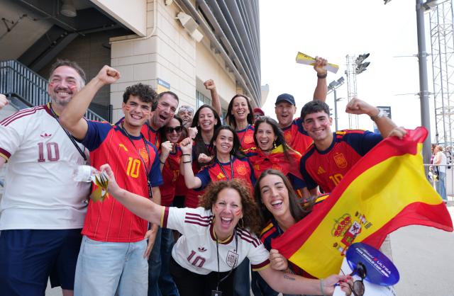 (260720) -- NEW JERSEY, July 20, 2026 (Xinhua) -- Fans of Spain cheer prior to the final match between Spain and Argentina at the 2026 FIFA World Cup at the New York New Jersey Stadium, the United States, July 19, 2026. (Xinhua/Huang Zongzhi)