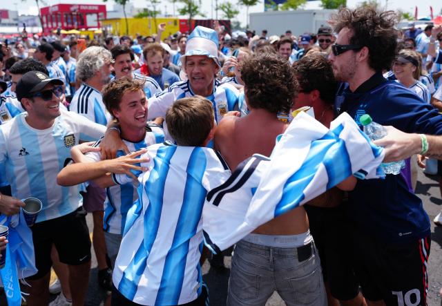 (260720) -- NEW JERSEY, July 20, 2026 (Xinhua) -- Fans of Argentina cheer prior to the final match between Spain and Argentina at the 2026 FIFA World Cup at the New York New Jersey Stadium, the United States, July 19, 2026. (Xinhua/Jia Haocheng)