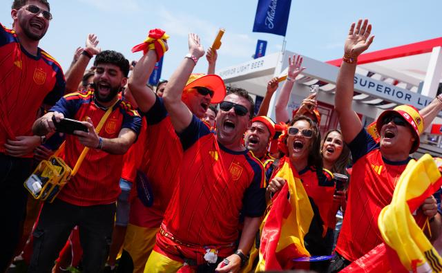 (260720) -- NEW JERSEY, July 20, 2026 (Xinhua) -- Fans of Spain cheer prior to the final match between Spain and Argentina at the 2026 FIFA World Cup at the New York New Jersey Stadium, the United States, July 19, 2026. (Xinhua/Jia Haocheng)