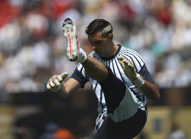 (260720) -- NEW JERSEY, July 20, 2026 (Xinhua) -- Emiliano Martinez, goalkeeper of Argentina, warms up before the final match between Spain and Argentina at the 2026 FIFA World Cup at the New York New Jersey Stadium, the United States, July 19, 2026. (Xinhua/Li Ming)