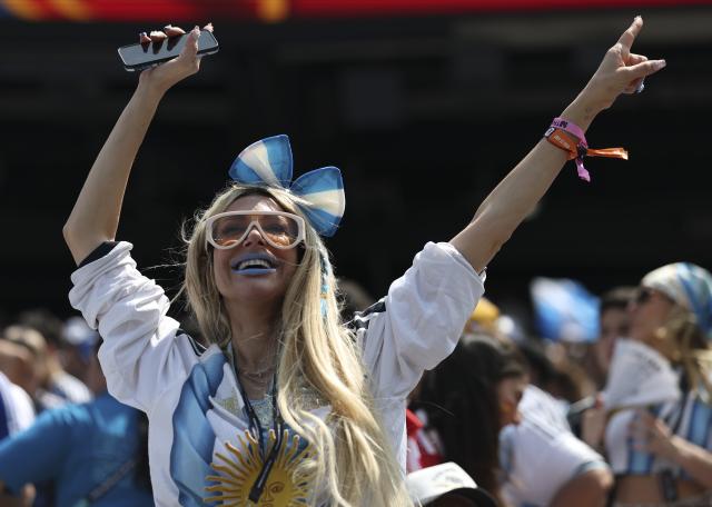 (260720) -- NEW JERSEY, July 20, 2026 (Xinhua) -- A fan of Argentina is seen before the final match between Spain and Argentina at the 2026 FIFA World Cup at the New York New Jersey Stadium, the United States, July 19, 2026. (Xinhua/Li Ming)