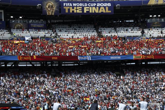 (260720) -- NEW JERSEY, July 20, 2026 (Xinhua) -- Fans are seen before the final match between Spain and Argentina at the 2026 FIFA World Cup at the New York New Jersey Stadium, the United States, July 19, 2026. (Xinhua/Li Ming)