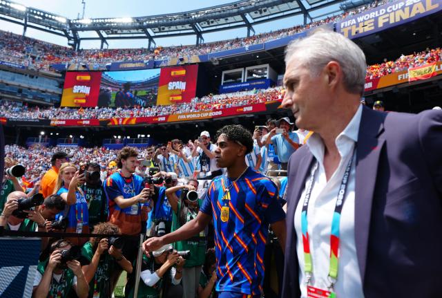 (260720) -- NEW JERSEY, July 20, 2026 (Xinhua) -- Lamine Yamal (2nd R) of Spain is seen before the final match between Spain and Argentina at the 2026 FIFA World Cup at the New York New Jersey Stadium, the United States, July 19, 2026. (Xinhua/Jia Haocheng)