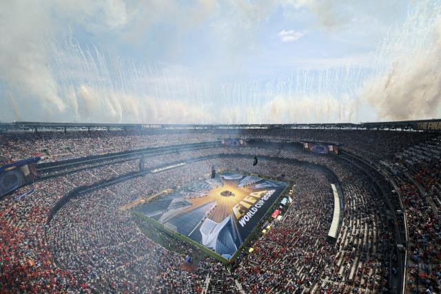 (260720) -- NEW JERSEY, July 20, 2026 (Xinhua) -- Actors perform before the final match between Spain and Argentina at the 2026 FIFA World Cup at the New York New Jersey Stadium, the United States, July 19, 2026. (Xinhua/Hu Xingyu)
