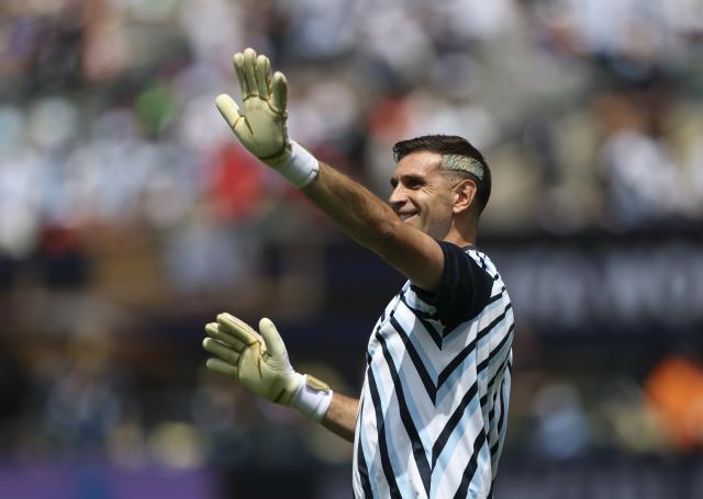 (260720) -- NEW JERSEY, July 20, 2026 (Xinhua) -- Emiliano Martinez, goalkeeper of Argentina, waves before the final match between Spain and Argentina at the 2026 FIFA World Cup at the New York New Jersey Stadium, the United States, July 19, 2026. (Xinhua/Li Ming)