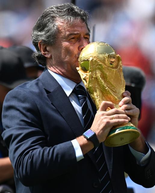 (260720) -- NEW JERSEY, July 20, 2026 (Xinhua) -- Former Argentina football player Mario Kempes kisses the trophy before the final match between Spain and Argentina at the 2026 FIFA World Cup at the New York New Jersey Stadium, the United States, July 19, 2026. (Xinhua/Wu Xiaoling)