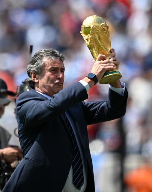 (260720) -- NEW JERSEY, July 20, 2026 (Xinhua) -- Former Argentina football player Mario Kempes holds the trophy before the final match between Spain and Argentina at the 2026 FIFA World Cup at the New York New Jersey Stadium, the United States, July 19, 2026. (Xinhua/Wu Xiaoling)