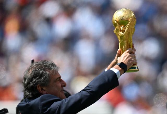 (260720) -- NEW JERSEY, July 20, 2026 (Xinhua) -- Former Argentina football player Mario Kempes holds the trophy before the final match between Spain and Argentina at the 2026 FIFA World Cup at the New York New Jersey Stadium, the United States, July 19, 2026. (Xinhua/Wu Xiaoling)