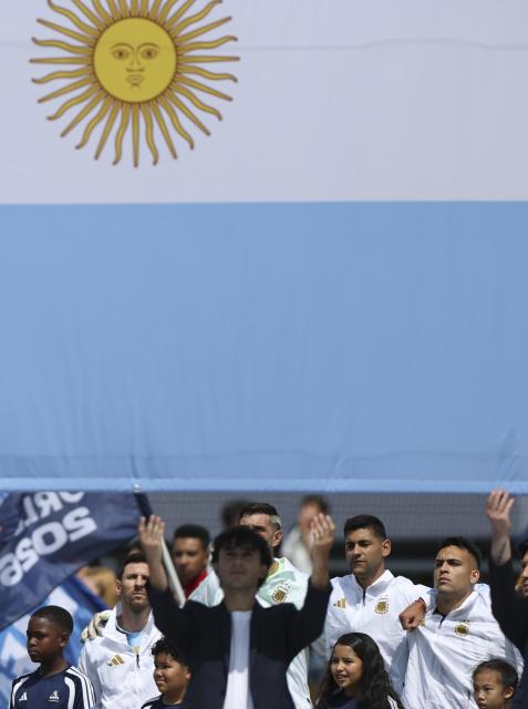 (260720) -- NEW JERSEY, July 20, 2026 (Xinhua) -- Players of Argentina line up for national anthem before the final match between Spain and Argentina at the 2026 FIFA World Cup at the New York New Jersey Stadium, the United States, July 19, 2026. (Xinhua/Li Ming)