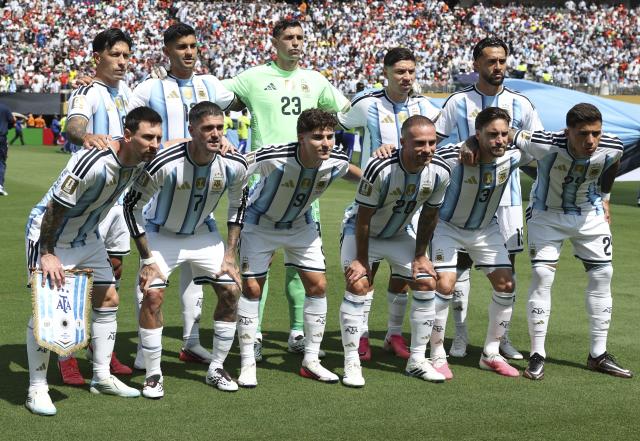 (260720) -- NEW JERSEY, July 20, 2026 (Xinhua) -- Starting players of Argentina pose for group photos before the final match between Spain and Argentina at the 2026 FIFA World Cup at the New York New Jersey Stadium, the United States, July 19, 2026. (Xinhua/Li Ming)