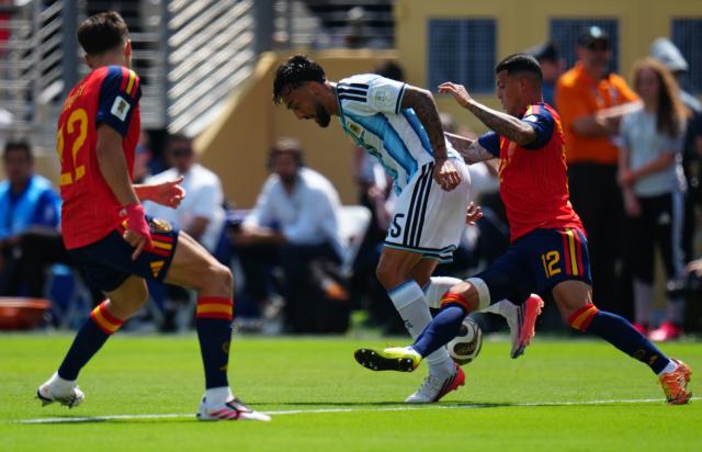 (260720) -- NEW JERSEY, July 20, 2026 (Xinhua) -- Nico Gonzalez (C) of Argentina competes the final match between Spain and Argentina at the 2026 FIFA World Cup at the New York New Jersey Stadium, the United States, July 19, 2026. (Xinhua/Jia Haocheng)