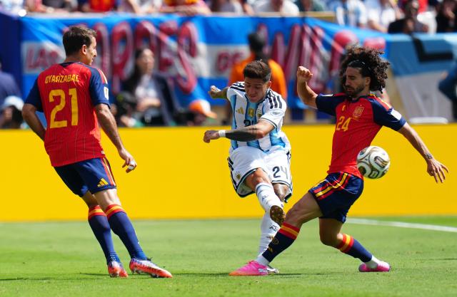 (260720) -- NEW JERSEY, July 20, 2026 (Xinhua) -- Enzo Fernandez (C) of Argentina shoots during the final match between Spain and Argentina at the 2026 FIFA World Cup at the New York New Jersey Stadium, the United States, July 19, 2026. (Xinhua/Jia Haocheng)