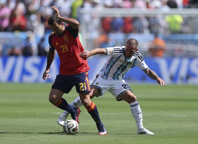 (260720) -- NEW JERSEY, July 20, 2026 (Xinhua) -- Mikel Oyarzabal (L) of Spain competes with Alexis Mac Allister of Argentina during the final match between Spain and Argentina at the 2026 FIFA World Cup at the New York New Jersey Stadium, the United States, July 19, 2026. (Xinhua/Cao Can)