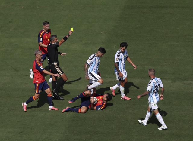 (260720) -- NEW JERSEY, July 20, 2026 (Xinhua) -- Lisandro Martinez (2nd R) of Argentina receives a yellow card from the referee during the final match between Spain and Argentina at the 2026 FIFA World Cup at the New York New Jersey Stadium, the United States, July 19, 2026. (Xinhua/Xu Zijian)