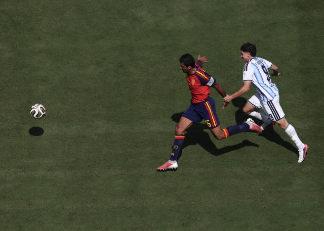 (260720) -- NEW JERSEY, July 20, 2026 (Xinhua) -- Rodri (L) of Spain competes against Julian Alvarez of Argentina during the final match between Spain and Argentina at the 2026 FIFA World Cup at the New York New Jersey Stadium, the United States, July 19, 2026. (Xinhua/Xu Zijian)