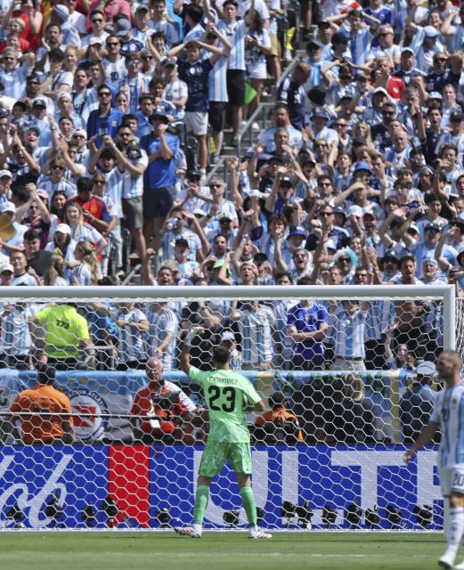 (260720) -- NEW JERSEY, July 20, 2026 (Xinhua) -- Emiliano Martinez, goalkeeper of Argentina, reacts during the final match between Spain and Argentina at the 2026 FIFA World Cup at the New York New Jersey Stadium, the United States, July 19, 2026. (Xinhua/Cao Can)