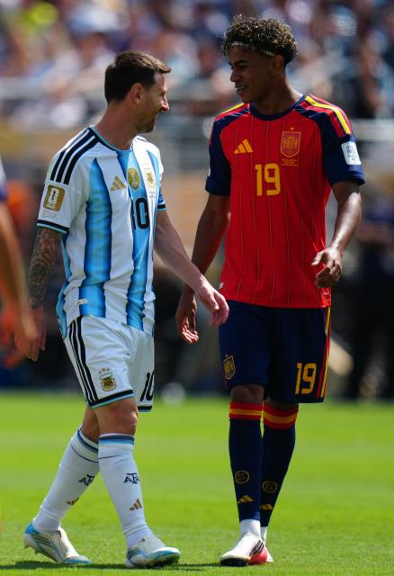 (260720) -- NEW JERSEY, July 20, 2026 (Xinhua) -- Lamine Yamal (R) of Spain and Lionel Messi of Argentina are seen during the final match between Spain and Argentina at the 2026 FIFA World Cup at the New York New Jersey Stadium, the United States, July 19, 2026. (Xinhua/Jia Haocheng)