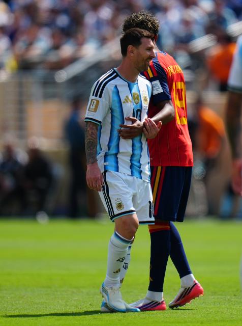 (260720) -- NEW JERSEY, July 20, 2026 (Xinhua) -- Lamine Yamal (R) of Spain and Lionel Messi of Argentina are seen during the final match between Spain and Argentina at the 2026 FIFA World Cup at the New York New Jersey Stadium, the United States, July 19, 2026. (Xinhua/Jia Haocheng)