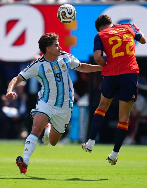 (260720) -- NEW JERSEY, July 20, 2026 (Xinhua) -- Julian Alvarez (L) of Argentina competes against Pau Cubarsi of Spain during the final match between Spain and Argentina at the 2026 FIFA World Cup at the New York New Jersey Stadium, the United States, July 19, 2026. (Xinhua/Jia Haocheng)