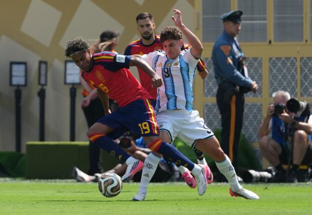 (260720) -- NEW JERSEY, July 20, 2026 (Xinhua) -- Lamine Yamal (L) of Spain competes against Julian Alvarez of Argentina during the final match between Spain and Argentina at the 2026 FIFA World Cup at the New York New Jersey Stadium, the United States, July 19, 2026. (Xinhua/Huang Zongzhi)
