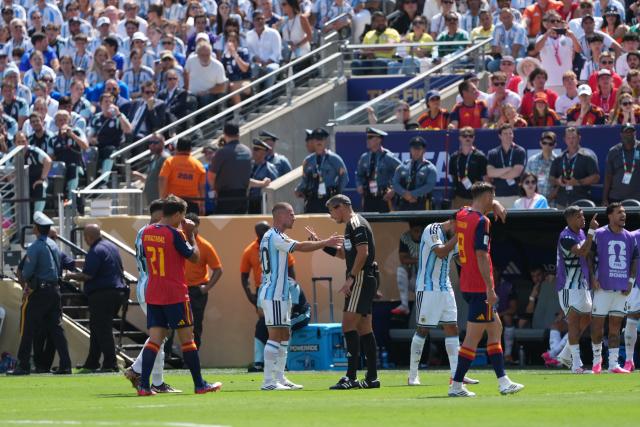 (260720) -- NEW JERSEY, July 20, 2026 (Xinhua) -- Alexis Mac Allister (3rd L) of Argentina argues with the referee during the final match between Spain and Argentina at the 2026 FIFA World Cup at the New York New Jersey Stadium, the United States, July 19, 2026. (Xinhua/Huang Zongzhi)